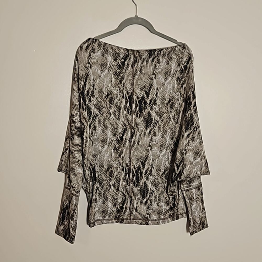 NWT Elan Snake Printed Dolman Top Sz Medium in Taupe - Picture 9 of 9